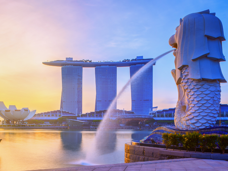 Tượng sư tử biển và Marina Bay Sand trong hoàng hôn